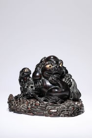 A WOOD CARVED 'MOTHER AND CHILD LIONS' ORNAMENT