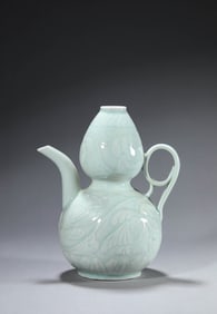 A HUTIAN-TYPE 'CARVED FLORAL' EWER