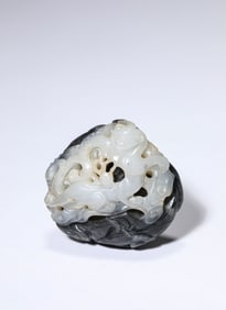 A JADE 'CHILONG' ORNAMENT