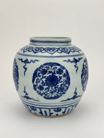 A BLUE AND WHITE 'FLORAL' JAR