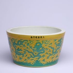 A YELLOW-GROUND 'DRAGON' JAR