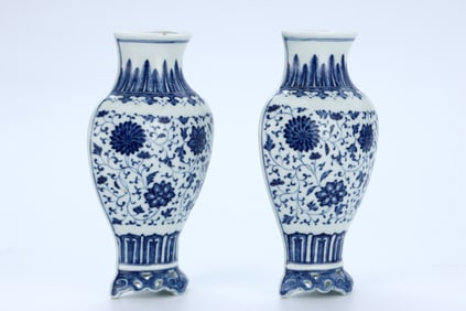 A BLUE AND WHITE 'INTERLOCKING FLOWERS' WALL VASE