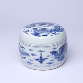 A BLUE AND WHITE 'AUSPICIOUS CLOUD AND PHOENIX' COVERED JAR