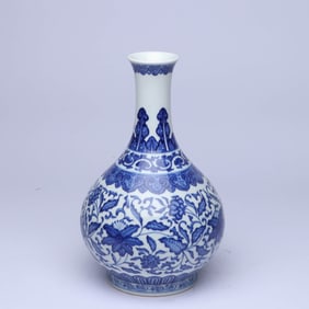 A BLUE AND WHITE 'INTERLOCKING FLOWERS' VASE