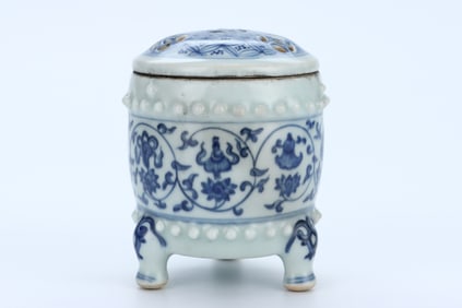 A BLUE AND WHITE 'INTERLOCKING FLOWERS' STUDDED TRIPOD CENSER