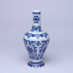 A BLUE AND WHITE 'INTERLOCKING FLOWERS' VASE