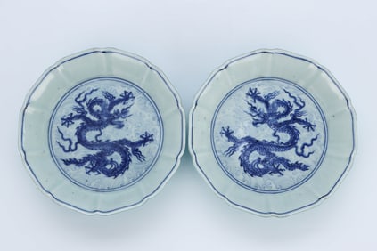 A PAIR OF BLUE AND WHITE 'DRAGON' LOBED BRUSH WASHERS