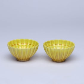 A PAIR OF YELLOW-GLAZED CHRYSANTHEMUM-SHAPED CUPS