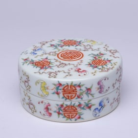 A FAMILLE ROSE 'BAT AND SHOU' COVERED BOX