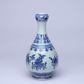 A BLUE AND WHITE 'THREE FRUITS' GARLIC-HEAD VASE