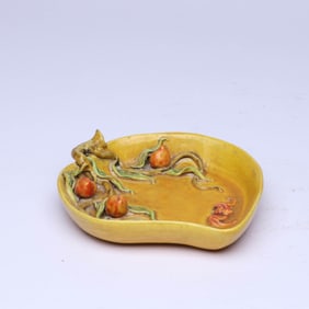 A YELLOW-GLAZED PEACH-FORM BRUSH WASHER
