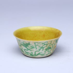 A YELLOW-GROUND GREEN 'CLOUD AND DRAGON' CUP