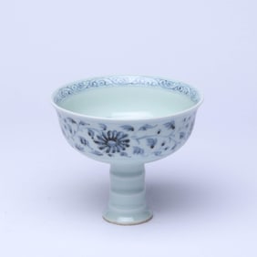 A BLUE AND WHITE 'FLOWER SPRAYS AND POETRY' STEM BOWL