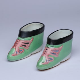 A PAIR OF FAMILLE ROSE 'BUTTERFLIES' CUPS