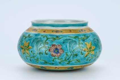 A WUCAI 'FLOWERS' WATER POT