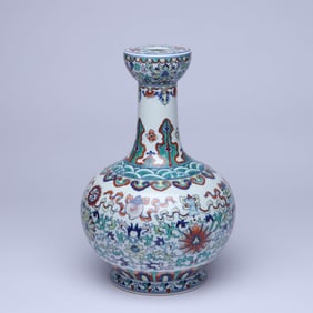 A DOUCAI 'INTERLOCKING FLOWERS AND FLOWERS' LOBED-MOUTH VASE