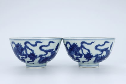 A PAIR OF BLUE AND WHITE 'LION AND BALL' CUPS