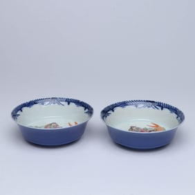 A PAIR OF BLUE AND WHITE AND FAMILLE ROSE 'FIGURES' HORSESHOE BOWLS