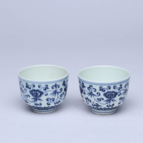 A PAIR OF BLUE AND WHITE 'INTERLOCKING FLOWERS' CUPS