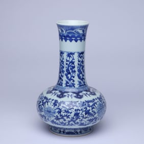 A BLUE AND WHITE 'INTERLOCKING LOTUS' WATER-CHESTNUT VASE
