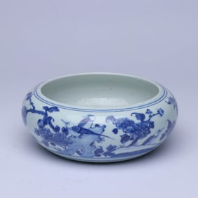 A BLUE AND WHITE 'FLOWERS AND BIRDS' BRUSH WASHER