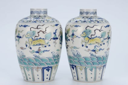 A PAIR OF  WUCAI 'AUSPICIOUS BEASTS' VASES