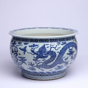 A BLUE AND WHITE 'CLOUD AND DRAGON' LARGE JAR