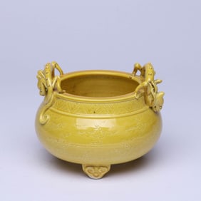 A YELLOW-GLAZED 'DRAGON AND PHOENIX' CHI-DRAGON HANDLE TRIPOD CENSER