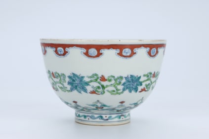 A WUCAI 'INTERLOCKING FLOWERS' BOWL