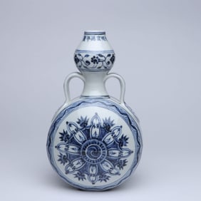 A BLUE AND WHITE 'FLOWERS' DOUBLE-HANDLE FLASK