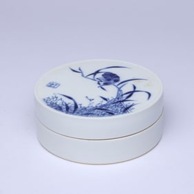 A BLUE AND WHITE 'FLOWERS AND BIRDS' COVERED BOX