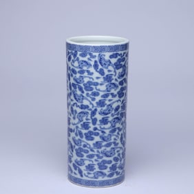 A BLUE AND WHITE 'CLOUD AND BAT' ARROW HOLDER