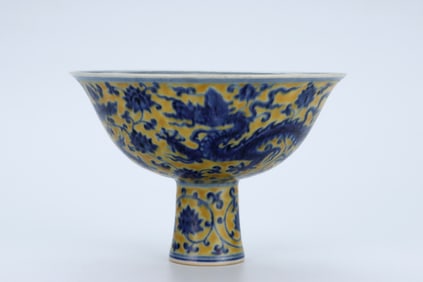 A YELLOW-GROUND BLUE AND WHITE 'DRAGON AMONG FLOWERS' STEM BOWL