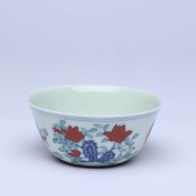 A  WUCAI 'CHICKEN' STEM CUP