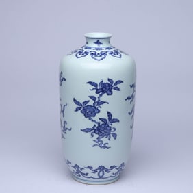 A BLUE AND WHITE 'FLOWER SPRAYS' LANTERN-SHAPED VASE