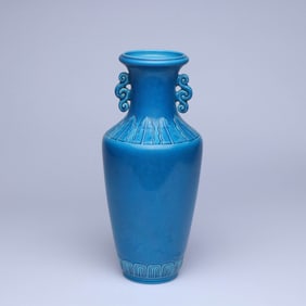 A BLUE-GLAZED 'BANANA LEAF' DOUBLE-HANDLE VASE