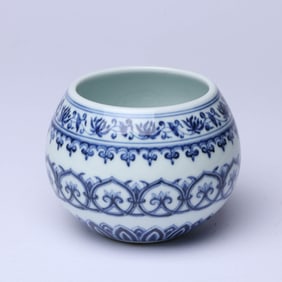 A BLUE AND WHITE 'INTERLOCKING FLOWERS' JAR