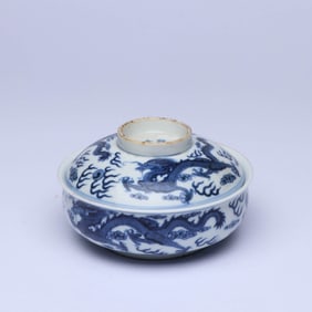 A BLUE AND WHITE 'CLOUD AND DRAGON' COVERED BOWL