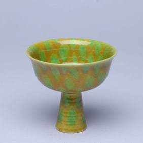 A YELLOW-GLAZED STEM CUP
