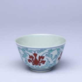 A WUCAI 'INTERLOCKING FLOWERS' CUP