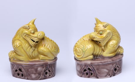 A PAIR OF YELLOW-GLAZED BAIZE FIGURES