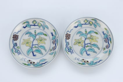 A PAIR OF  WUCAI 'FLOWERS' DISHES