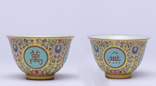 A PAIR OF YELLOW-GROUND FAMILLE ROSE MEDALLION CUPS