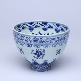 A BLUE AND WHITE 'INTERLOCKING FLOWERS' CHICKEN-HEART BOWL