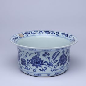 A BLUE AND WHITE 'INTERLOCKING LOTUS' BRUSH WASHER