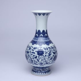 A BLUE AND WHITE 'INTERLOCKING LOTUS' FLARED VASE