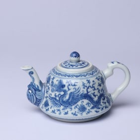 A BLUE AND WHITE 'DRAGON AMONG FLOWERS' EWER