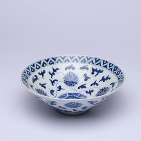 A BLUE AND WHITE 'FLOWERS' BOWL
