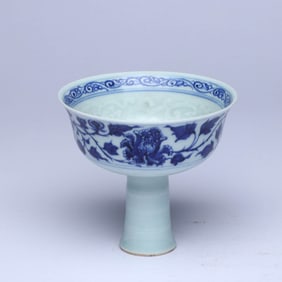 A BLUE AND WHITE 'INTERLOCKING FLOWERS' STEM BOWL