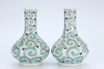 A PAIR OF  WUCAI 'SCROLLING FOLIAGE' WATER-CHESTNUT VASES